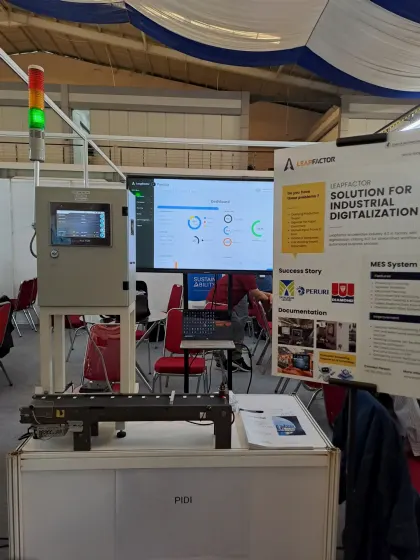 Demo dashboard produksi Leapfactor di hadapan pengunjung pameran