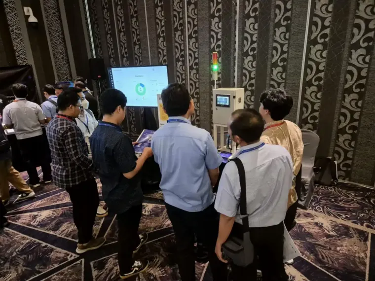 Tim Leapfactor pada pameran Tecnovate